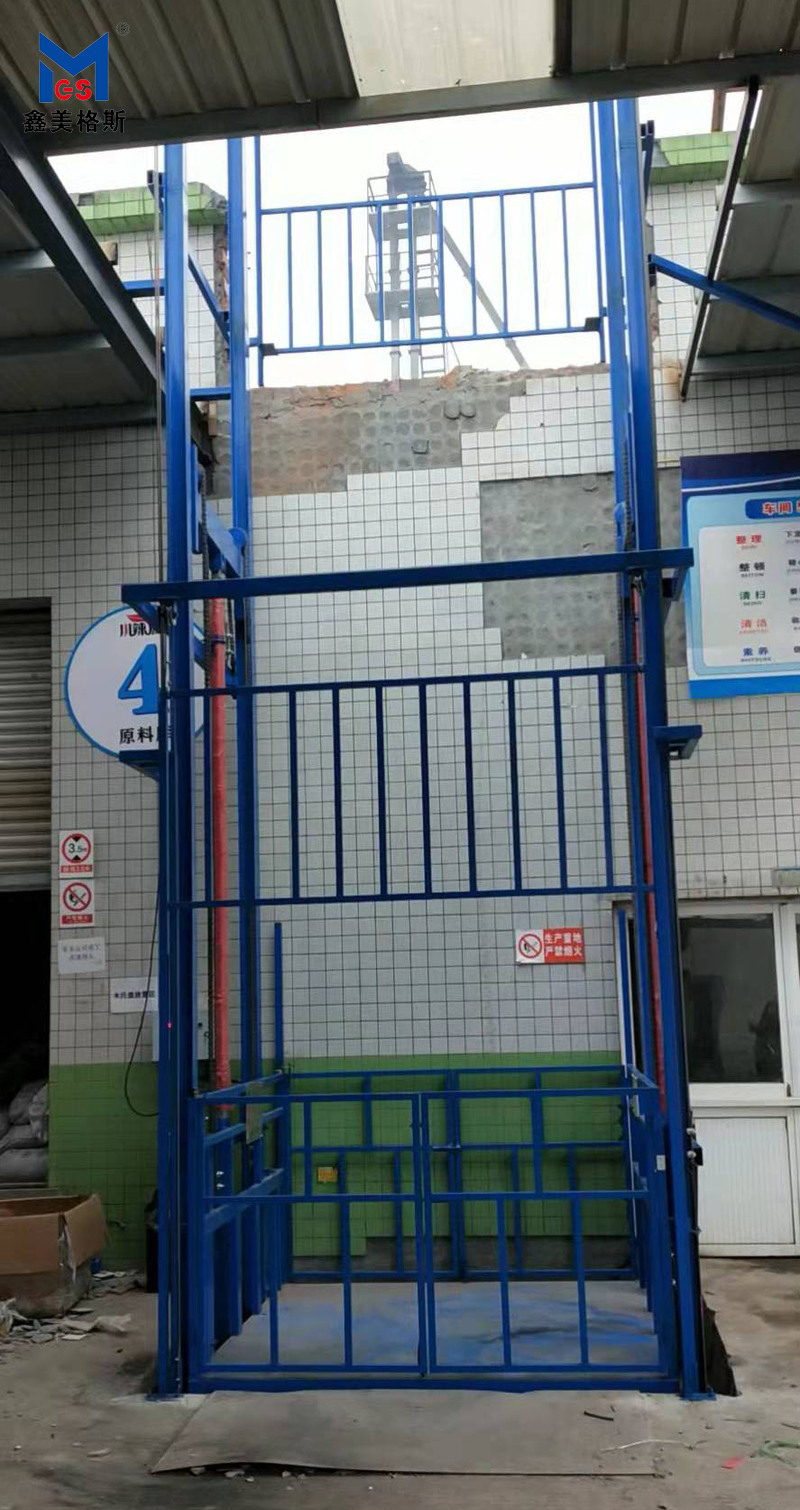 四川川辣源食品導(dǎo)軌式升降機